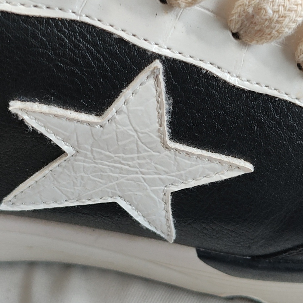 Stylish Black and White Women's Sneakers - Picture 13 of 14